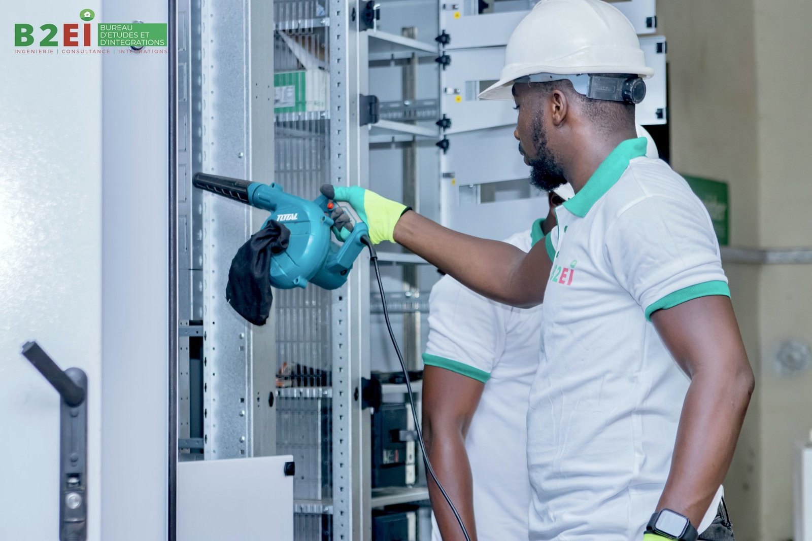 Technicien B2EI en intervention sur une armoire électrique industrielle